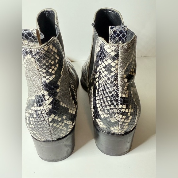 Yale Chelsea Boot (Women)
Marc Fisher LTD - Picture 6 of 12